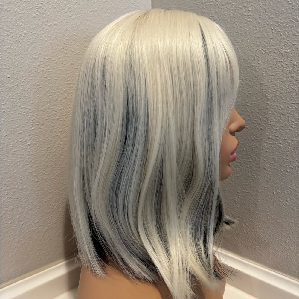 Blonde bob costume wig with bangs and highlights